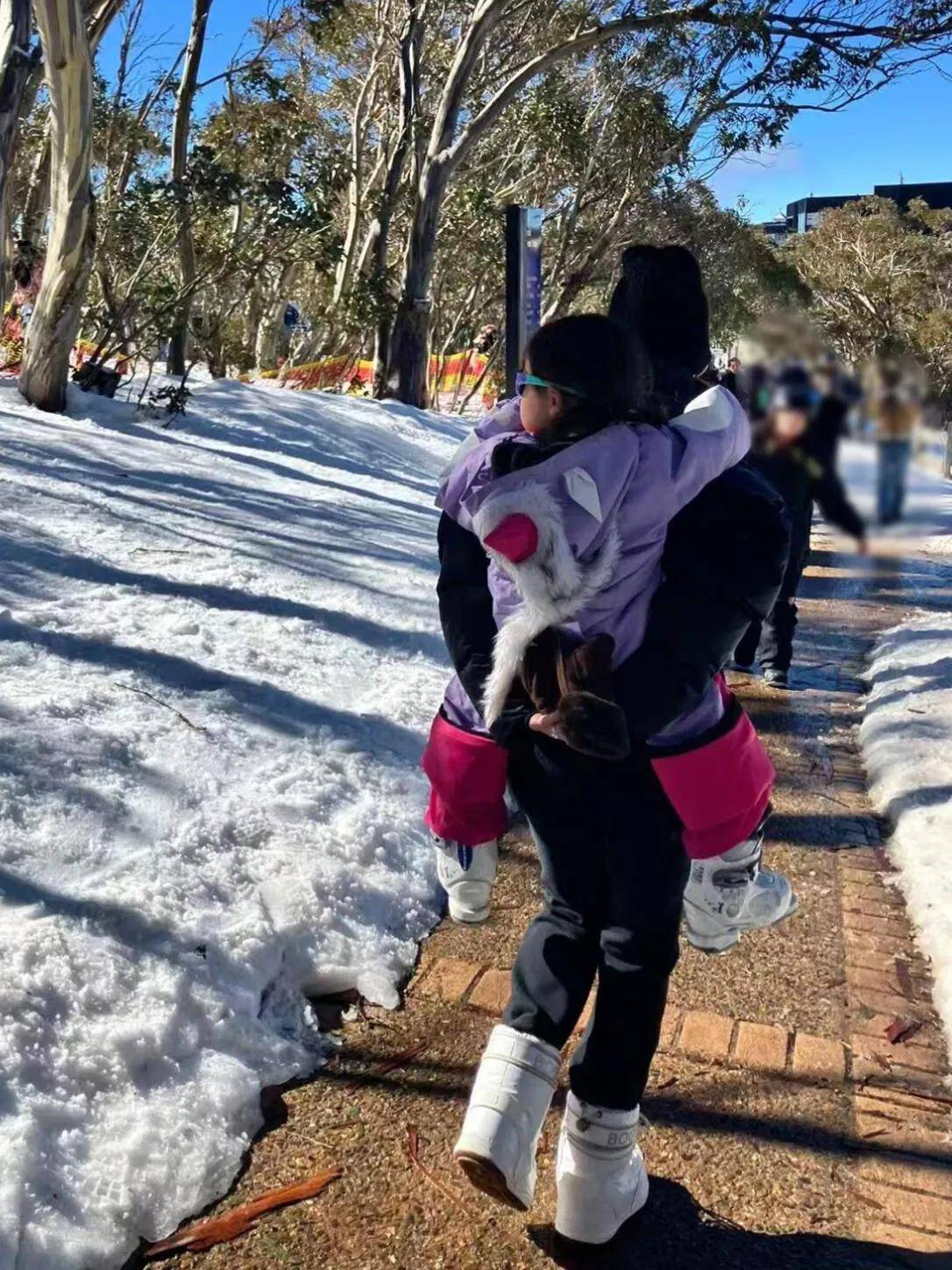 工作态度绝, 昆凌身披蓝, cce