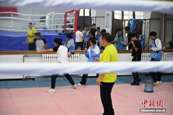 刘文华, 行技术对练, 打出一片新 刘文华, 行技术对练, 打出一片新